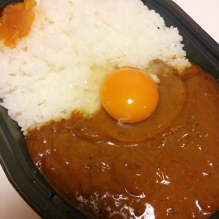 生卵のせ☆レトルトカレー簡単アレンジ☆シナモン風味